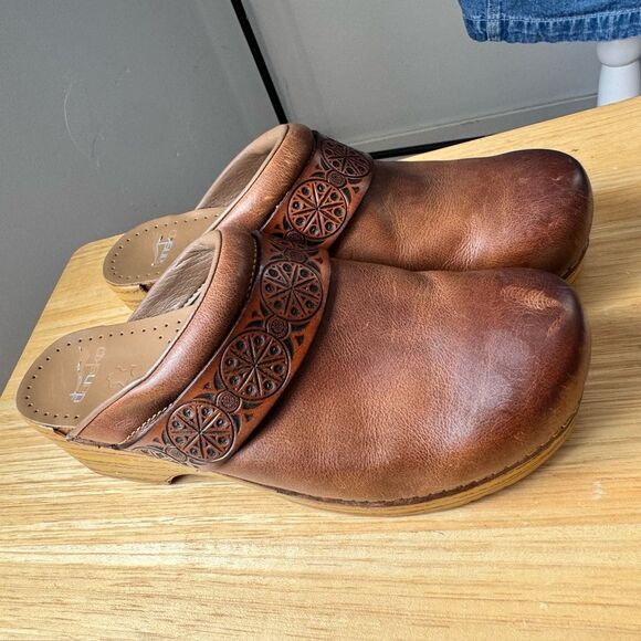 Dansko Saundra Tan Waxy Burnished Leather Embossed Clogs Mules Size EU 40 - Picture 5 of 7